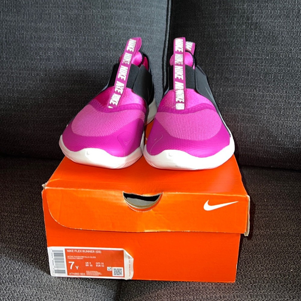 “Brand New” Nike flex runner (Grade school)